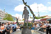 Zahlreiche M&uuml;nchner kamen zum Karl Valentins Geburtstag auf den Viktualienmarkt (Foto: Ingrid Grossmann)